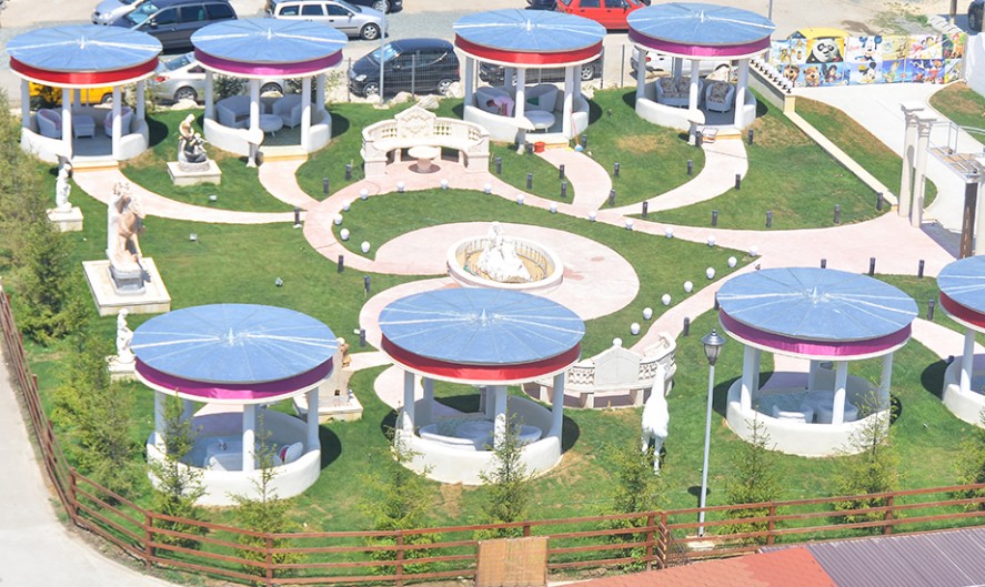 Disneyland paris early booking offer Welcome to the official website of Disneyland Paris. Discover 2 Disney Parks, 7 Disney Hotels, a golf course and Disney Village for even more magic and fun.
