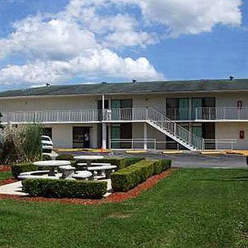 Super 6 Inn and Suites Pensaco