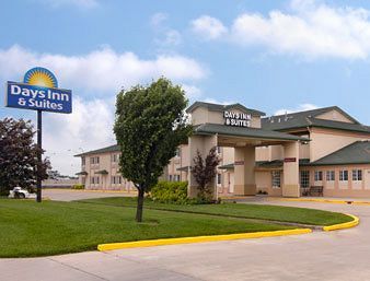 DAYS INN AND SUITES WICHITA