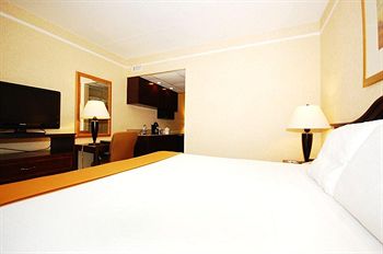 Holiday Inn Express Hotel & Suites Grand Rapids Airport