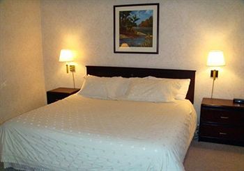 Econo Lodge Inn & Suites