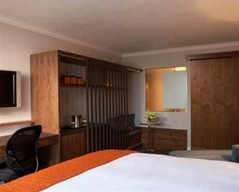 Hilton Toronto Airport Hotel & Suites