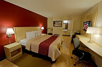 Red Roof Inn & Suites Naples