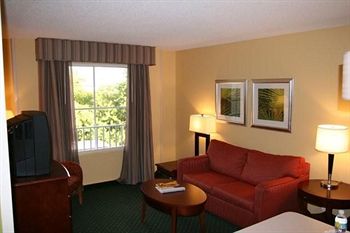 Hampton Inn & Suites Fort Lauderdale Airport
