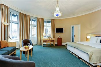 Crystal Plaza Hotel