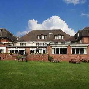 Oaklands Hotel And Court