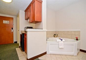 Comfort Inn & Suites Airport-American Way