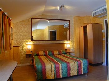 Brit Hotel Bosquet