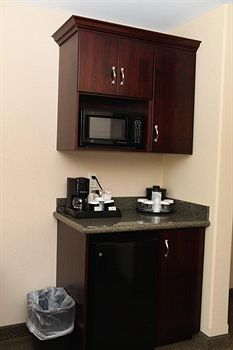Holiday Inn Express and Suites Springfield Medical District