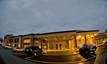 Woodbine Hotel and Suites