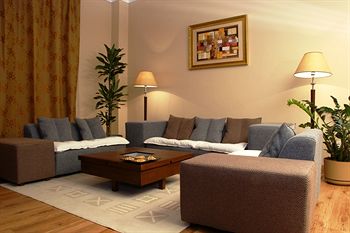 Hawthorn Hotel & Suites