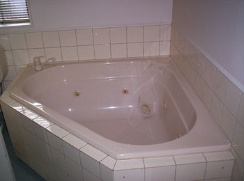 Colonial Lodge Motel