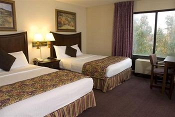 Lamplighter Inn & Suites - South