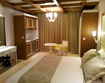 Louis King Jason Luxury Apartments