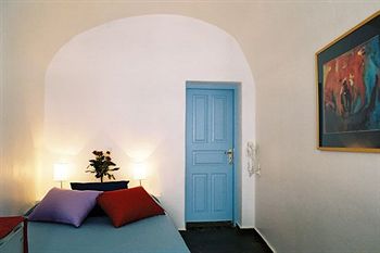 WhiteDeck Hotel
