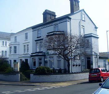 The Corner House Hotel - Guest house