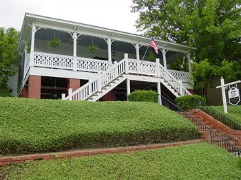 Red Bluff Cottage Bed & Breakfast