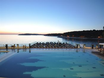 Splendid Golden Rocks Resort
