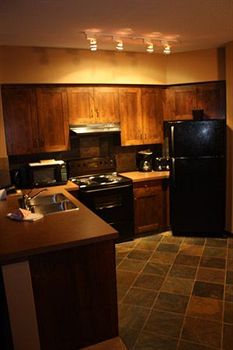 Glacier Mountaineer Lodge