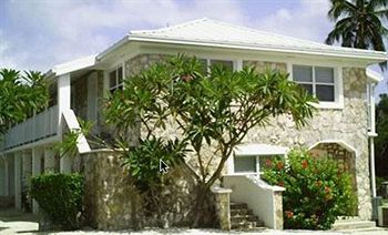 Hut Pointe Inn