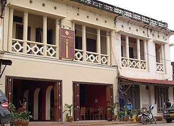 Inthira Thakhek
