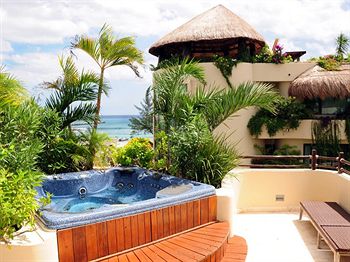El Taj Oceanfront and Beachside