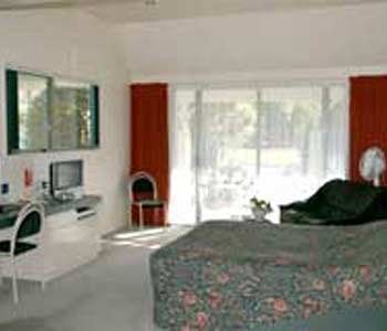 Colonial Manor Motel