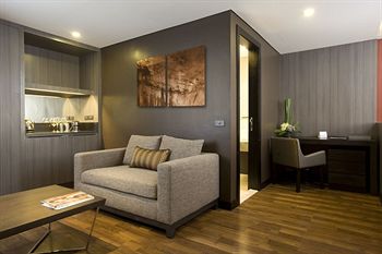 F1 Hotel