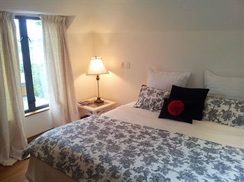 Amour Queenstown Bed and Breakfast