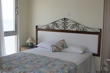 Mackenzie Beach Hotel & Apartments