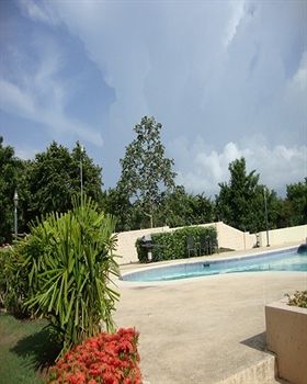 Paradise Ironshore Apartments